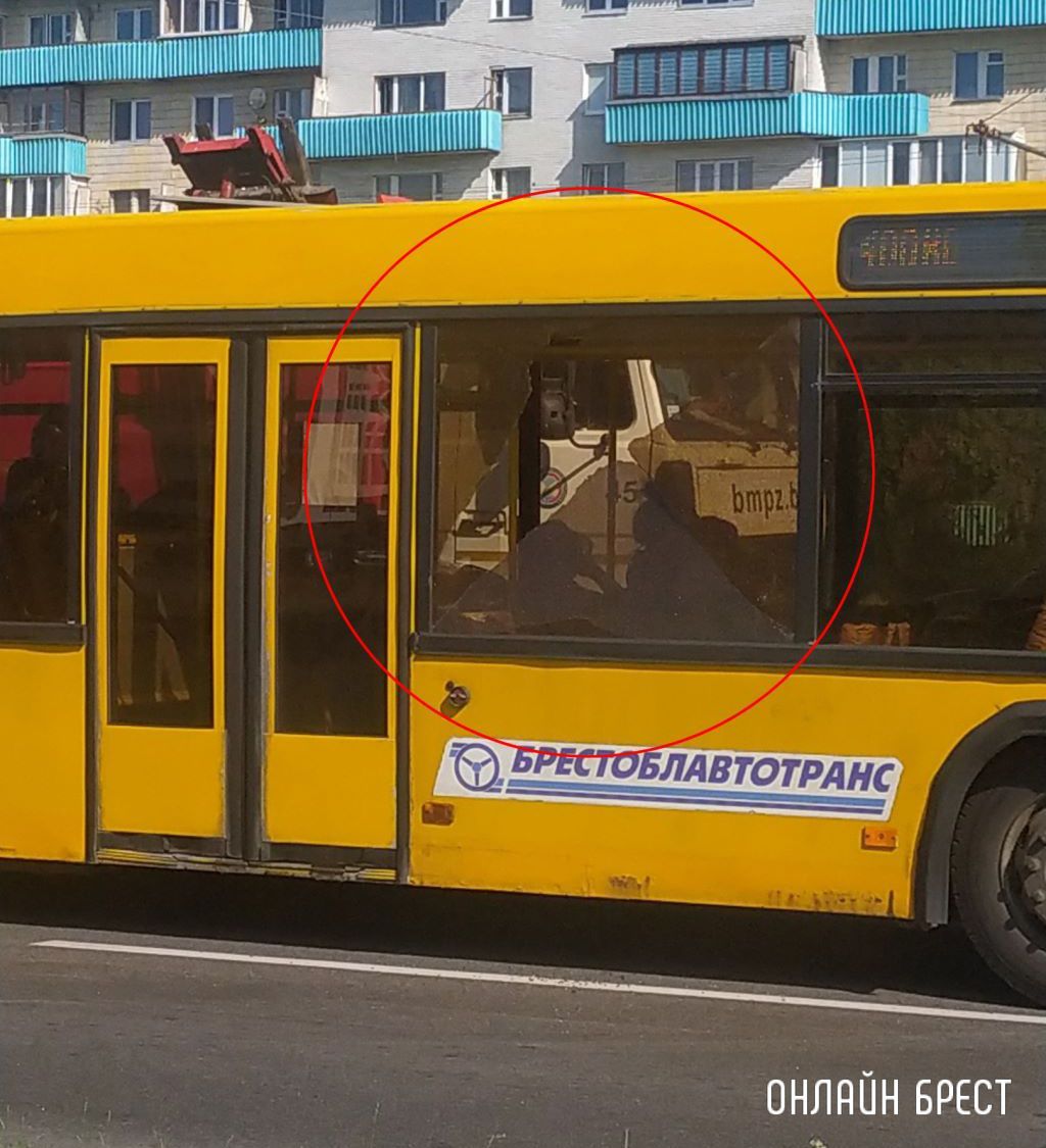 Читатель: В Бресте камень, вылетевший из-под косилки, разбил стекло в автобусе. Стекло высыпалось людям на голову