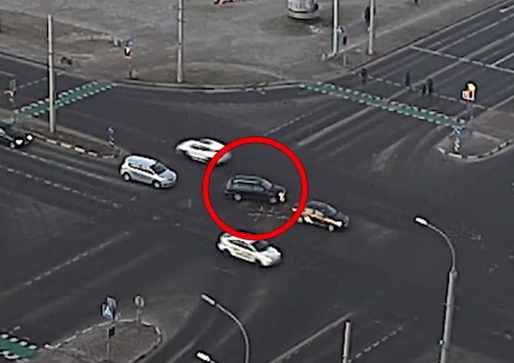 Появилось видео, как в Бресте на Московской произошло ДТП
