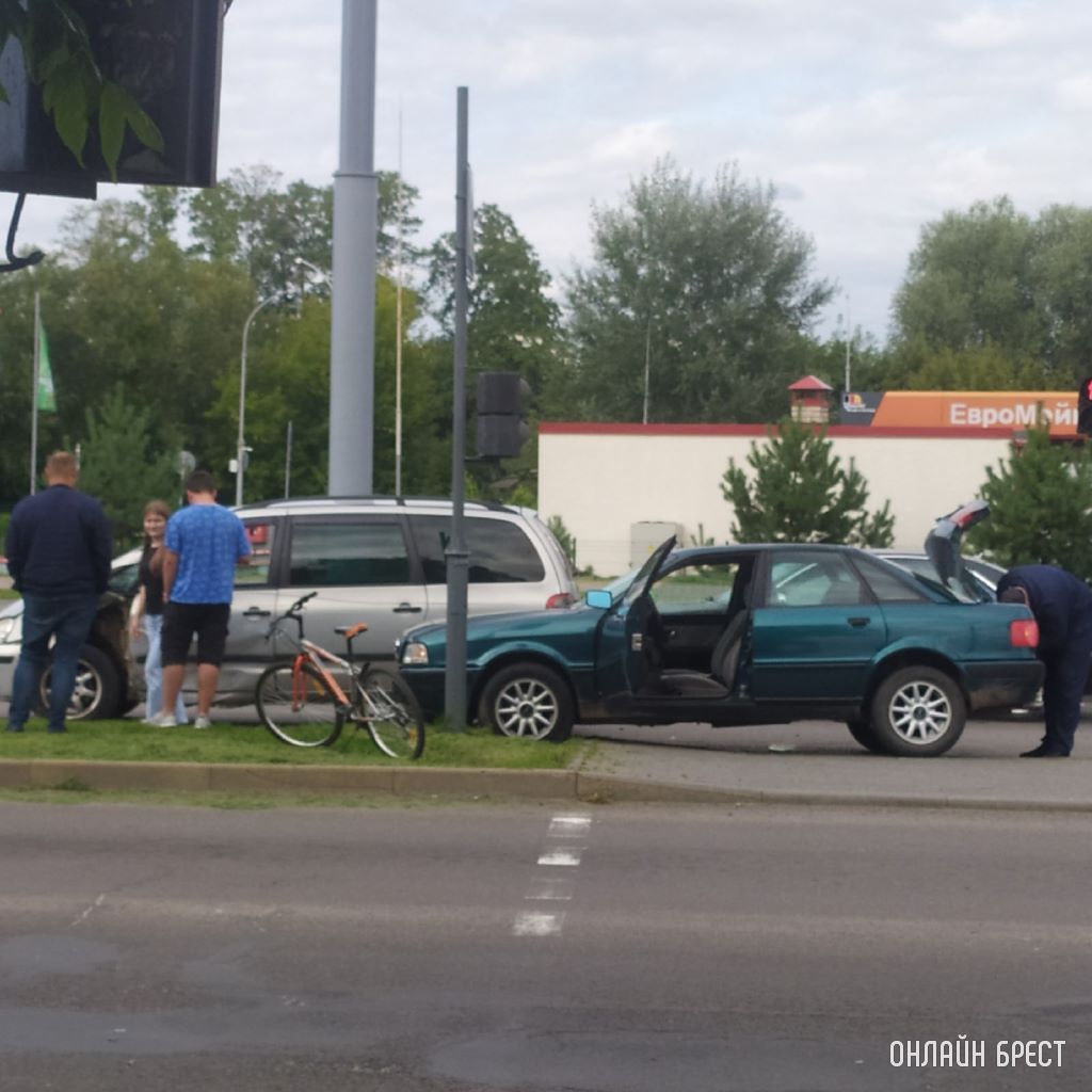 В Бресте в м-не Южный сильно столкнулись автомобили
