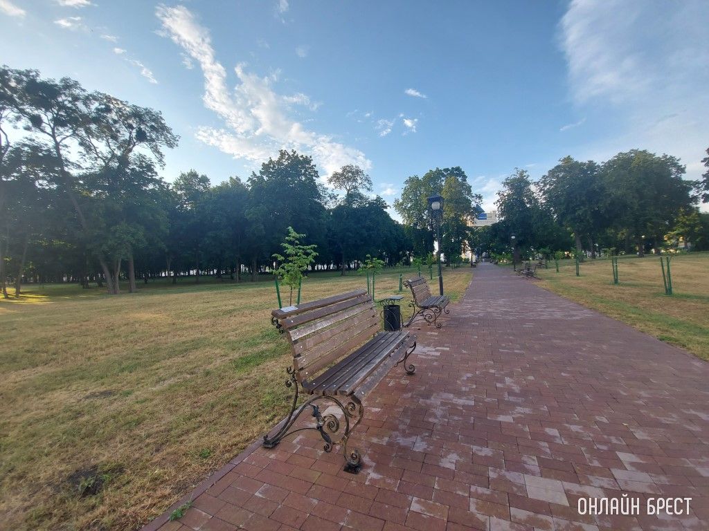 Брест. Летний Городской сад вечером после дождя