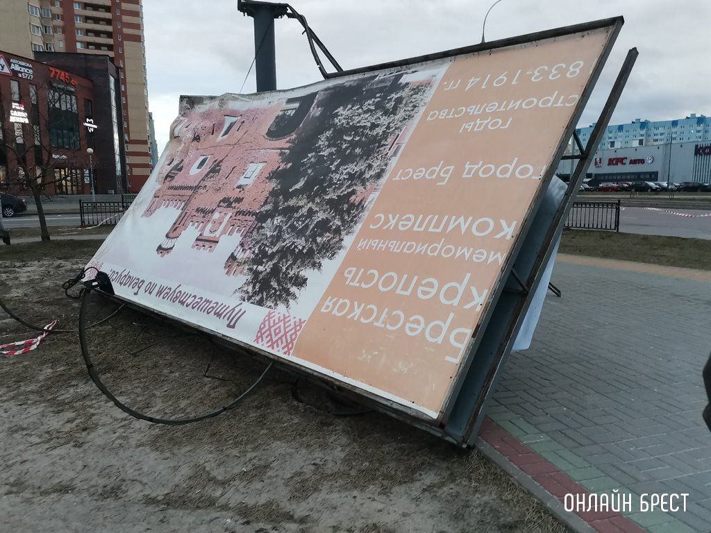 Читатель: В Бресте на Я.Купалы дерево упало в сторону дома. Вот ещё сегодняшние последствия сильного ветра