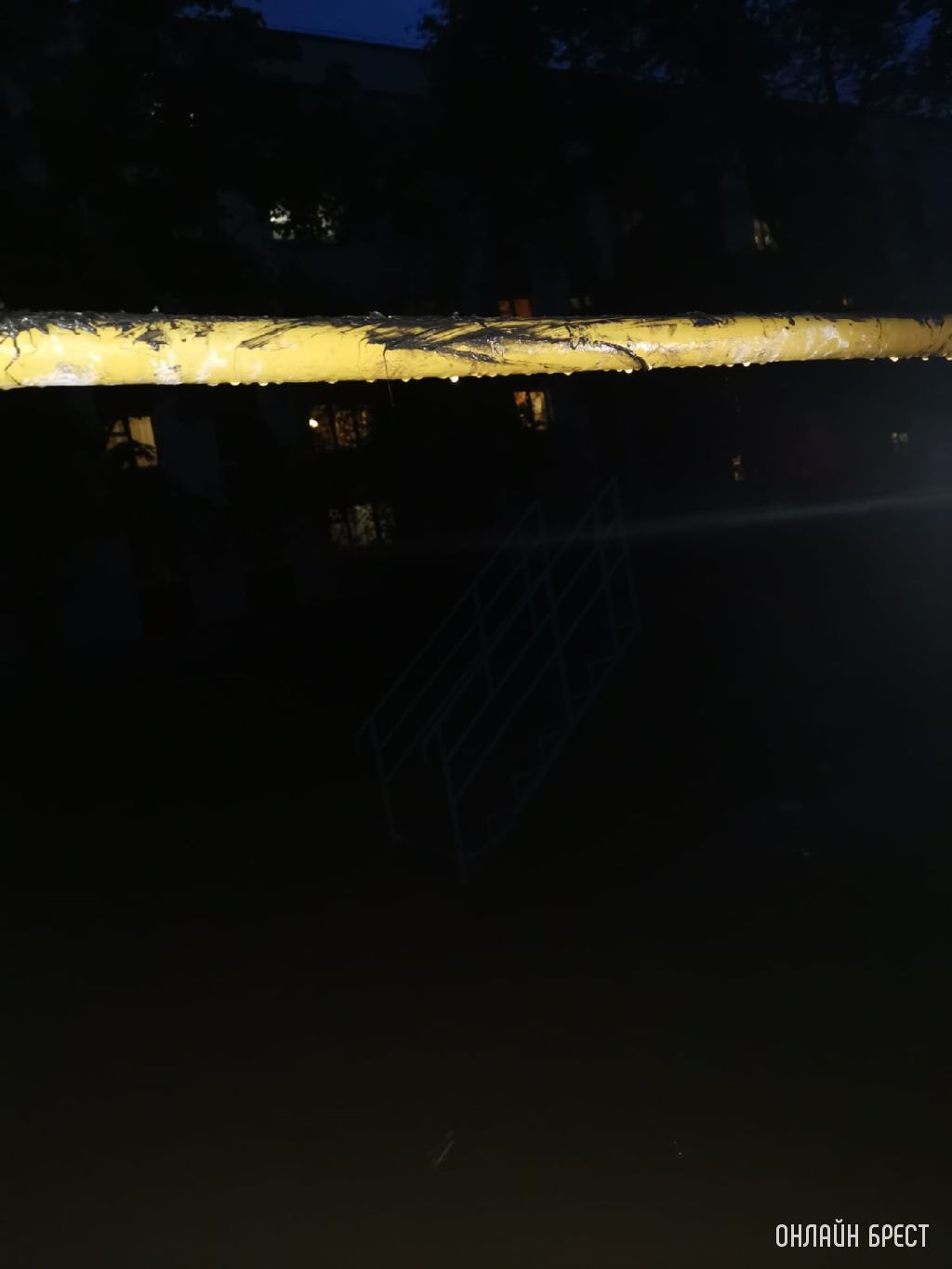 В Бресте на Янки Купалы неизвестные обмазали турник мазутой. Подскажите, что делать в данной ситуации? Такое происходит не впервые