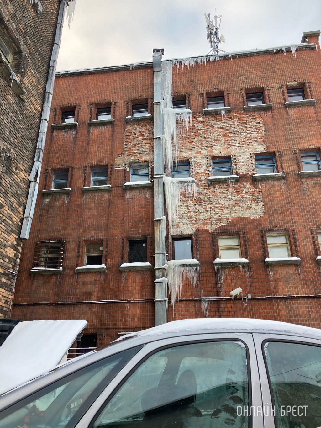 Читатель: Брест. Огромные сосульки висят на здании. Здесь ходят люди и стоят машины. Очень опасно!