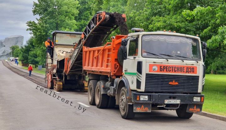 В Брестской крепости демонтируют старое дорожное покрытие
