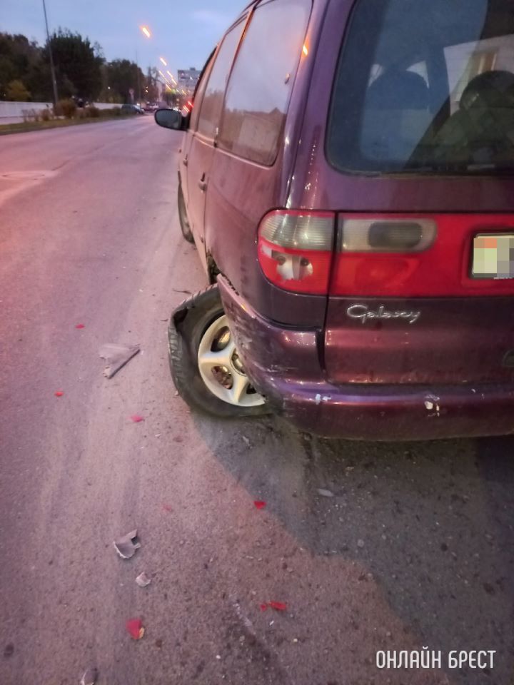 Читатель: В Бресте на Папанина неизвестный водитель въехал в машину и уехал с места происшествия