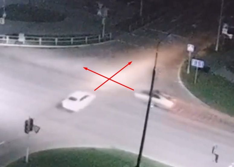 Опубликовано видео, как в Кобрине столкнулись автомобили