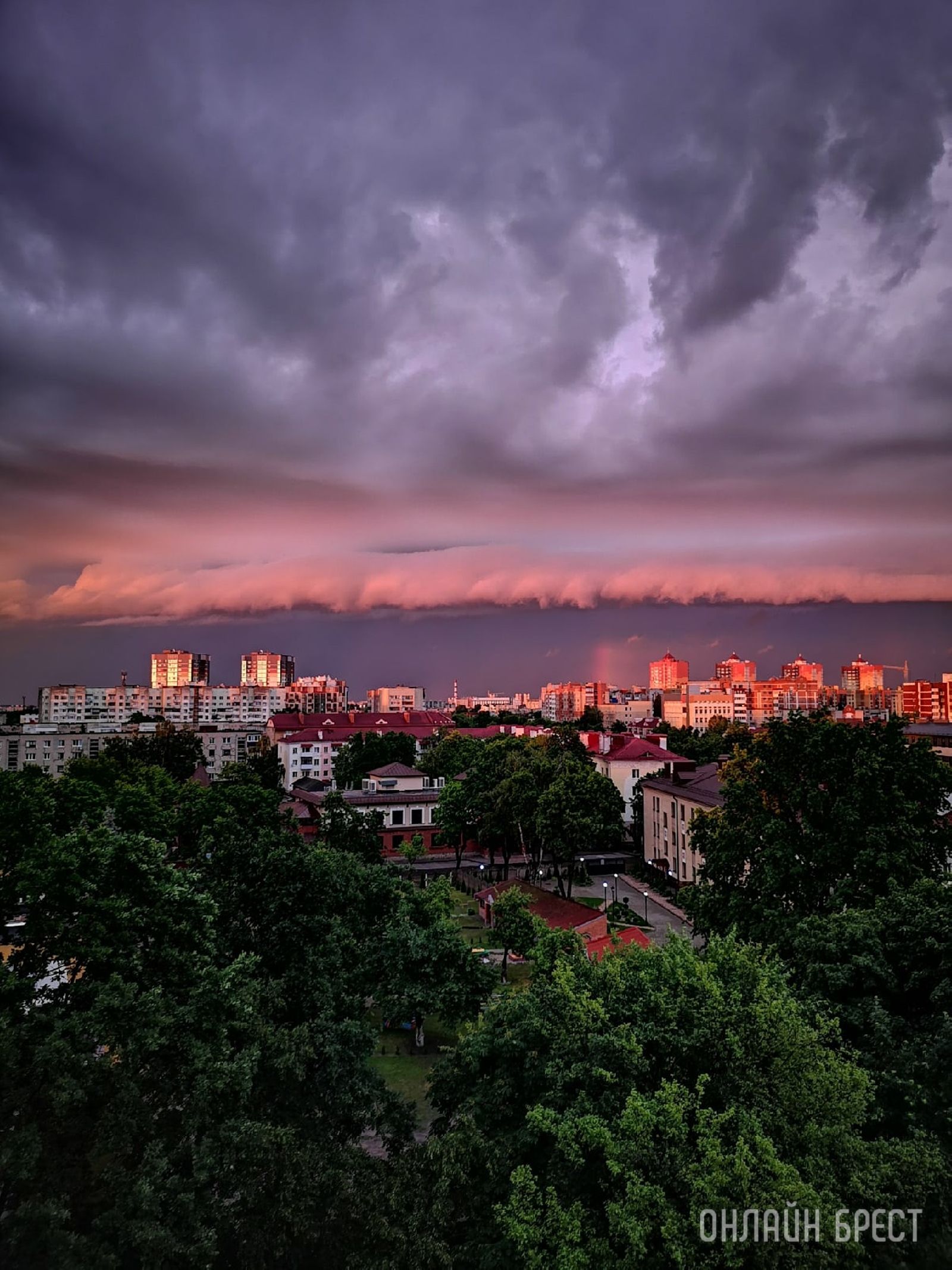 Вчерашнее небо над Брестом. Фотографии прислали читатели