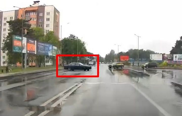Очевидец: Посмотрите, как в Барановичах развернуло BMW