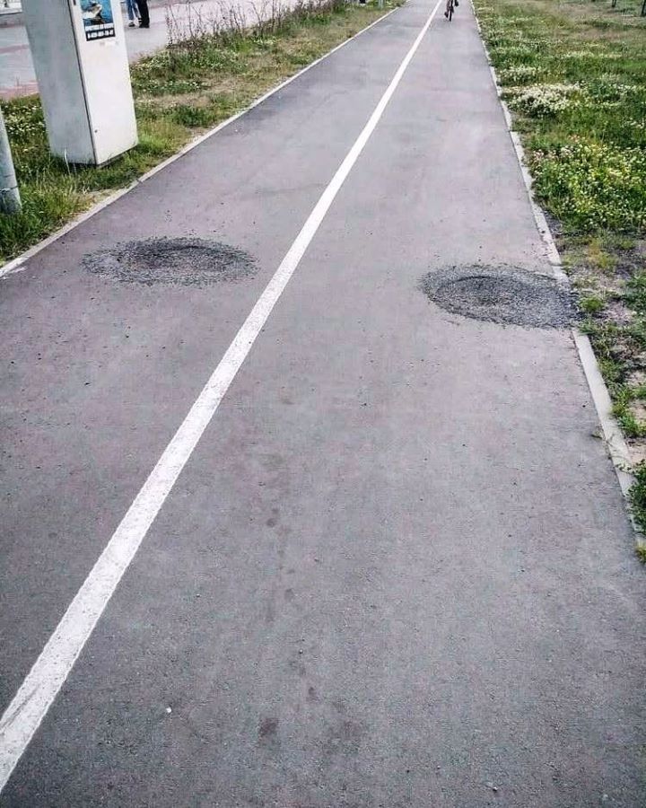 Пока продолжается обустройство набережной ближе к крепости, велодорожка у плавающего фонтана становится все более опасной