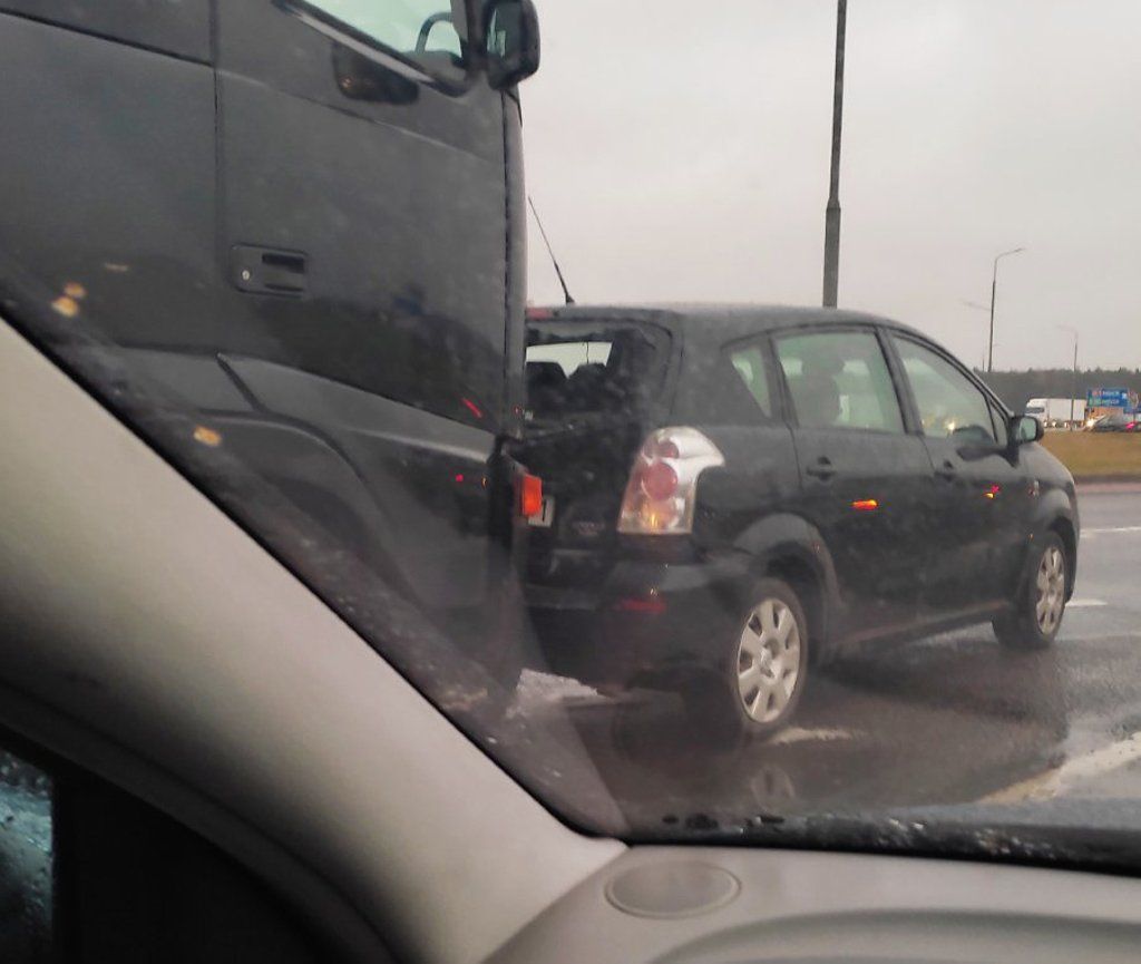 Очевидец: В Бресте большегруз столкнулся с легковушкой (с Рябцева на Каменецкое кольцо)