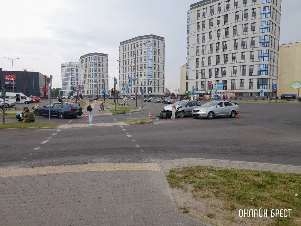 Читатель: Пару часов назад в Бресте на Махновича произошла авария