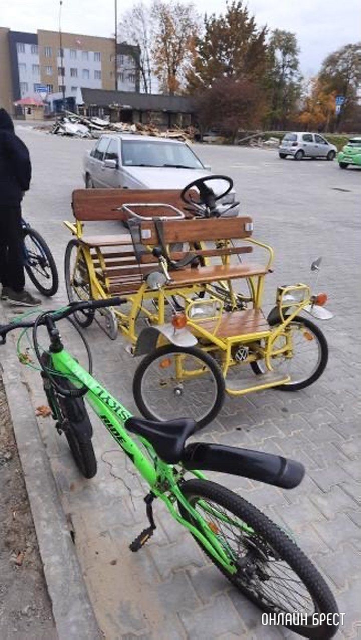 Читатель: Вот такое чудо техники катается по Дубровке в Бресте :)