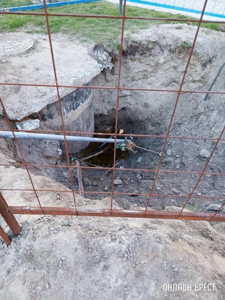 Читатель: Выкопали ямы на нашей алее рядом с песочницей. Вчера туда упал ребёнок