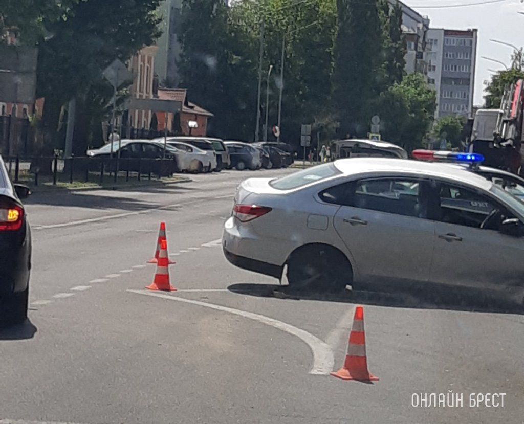 Читатель: Сегодня в Бресте возле ЖД техникума произошло ДТП. Машина не слабо так пострадала