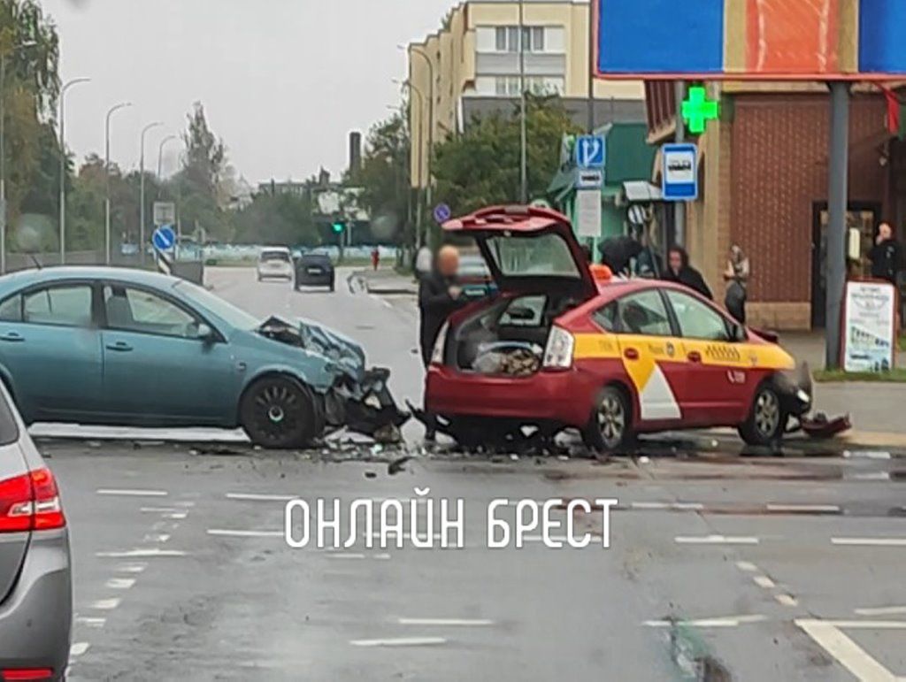 Очевидец: На ул. Брестских Дивизий произошло ДТП с участием такси