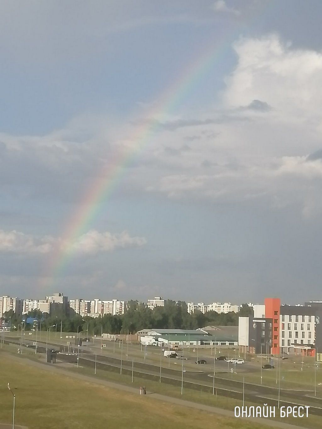 Читатель: Сегодня брестчане могли наблюдать красивую радугу. Фото сделано на ЮЗМР 5