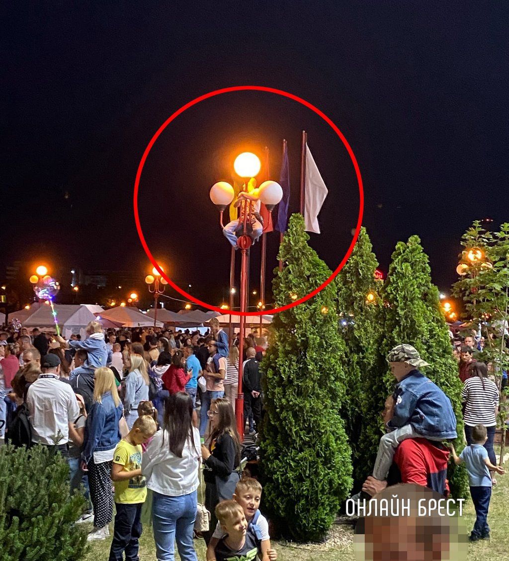 Читатель: Так вчера в Бресте люди смотрели концерт :)