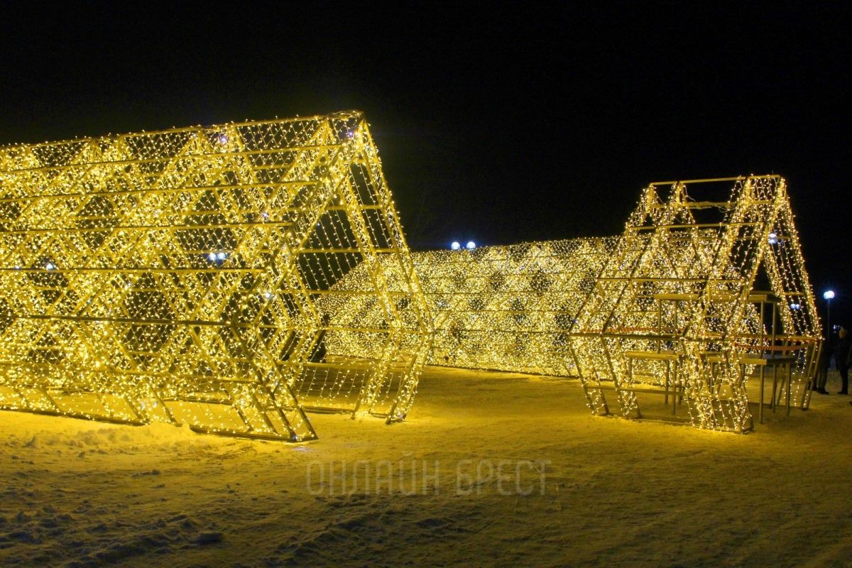 В Бресте на Набережной установили световую инсталляцию