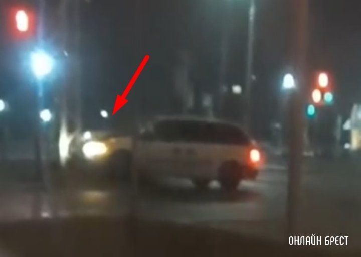 Читатель: Этой ночью в Бресте автомобиль врезался в столб. ДТП произошло недалеко от МакДональдса