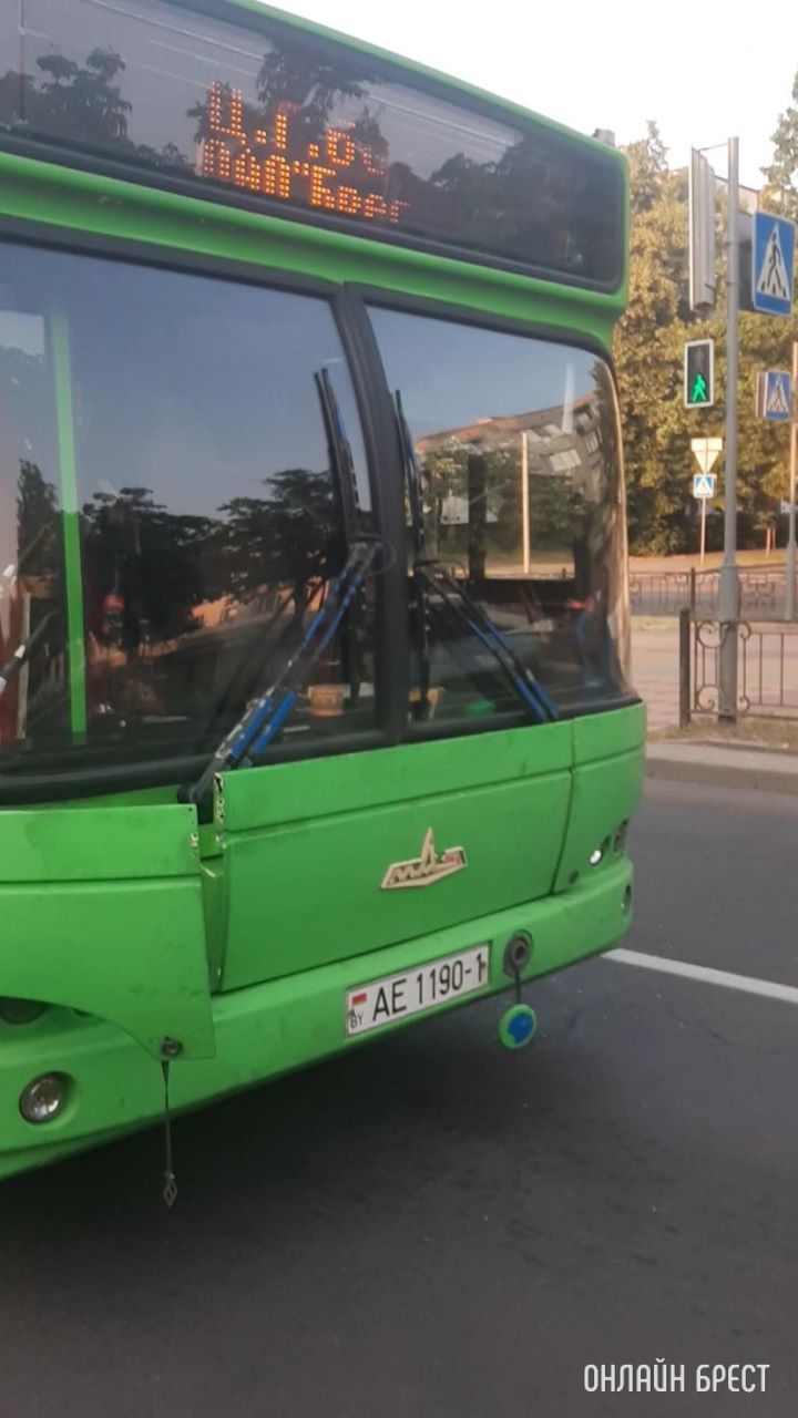 В Бресте на бульваре Космонавтов произошло ДТП с участием автобуса и легковушки