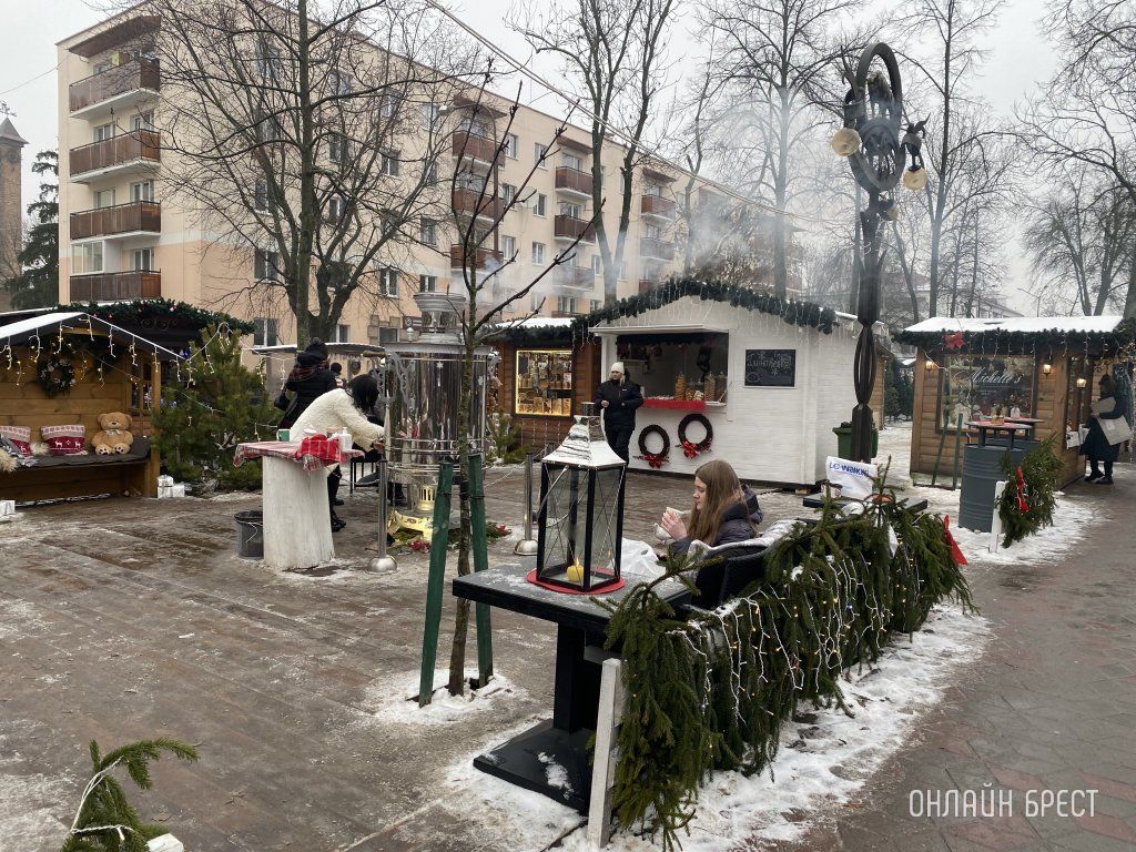 Читатель: Новогодняя улица Гоголя в Бресте. Фото сделаны вчера