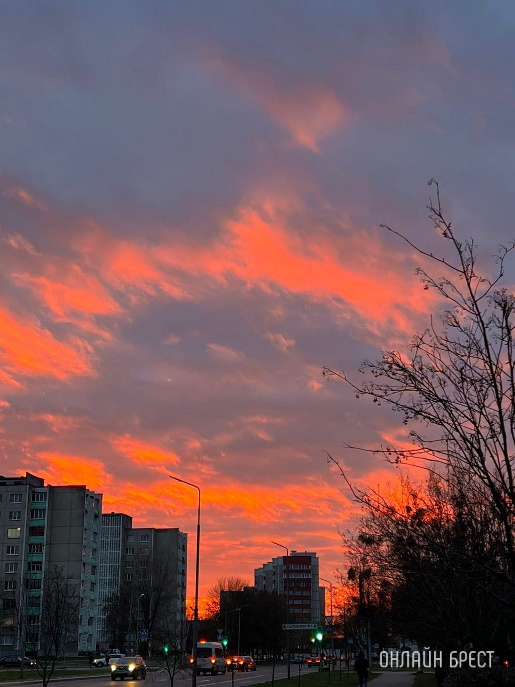Читатель: Не могу не отправить эту красоту! Сегодняшнее небо над Брестом