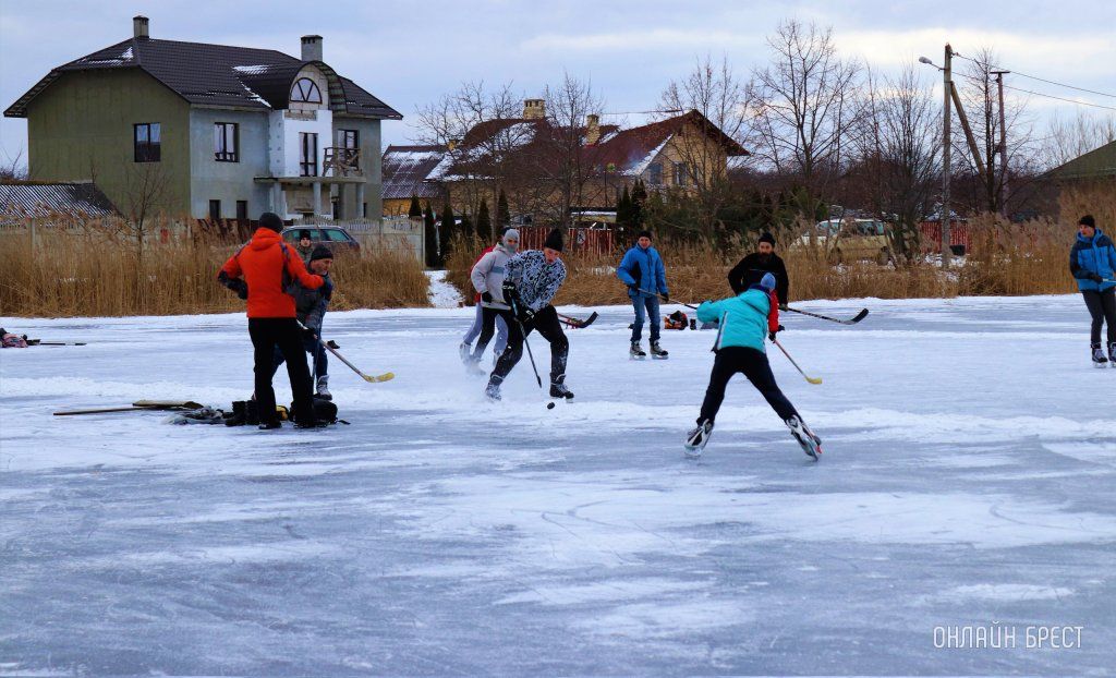 Читатель: Хоккей на замёрзшем водоёме в Бресте