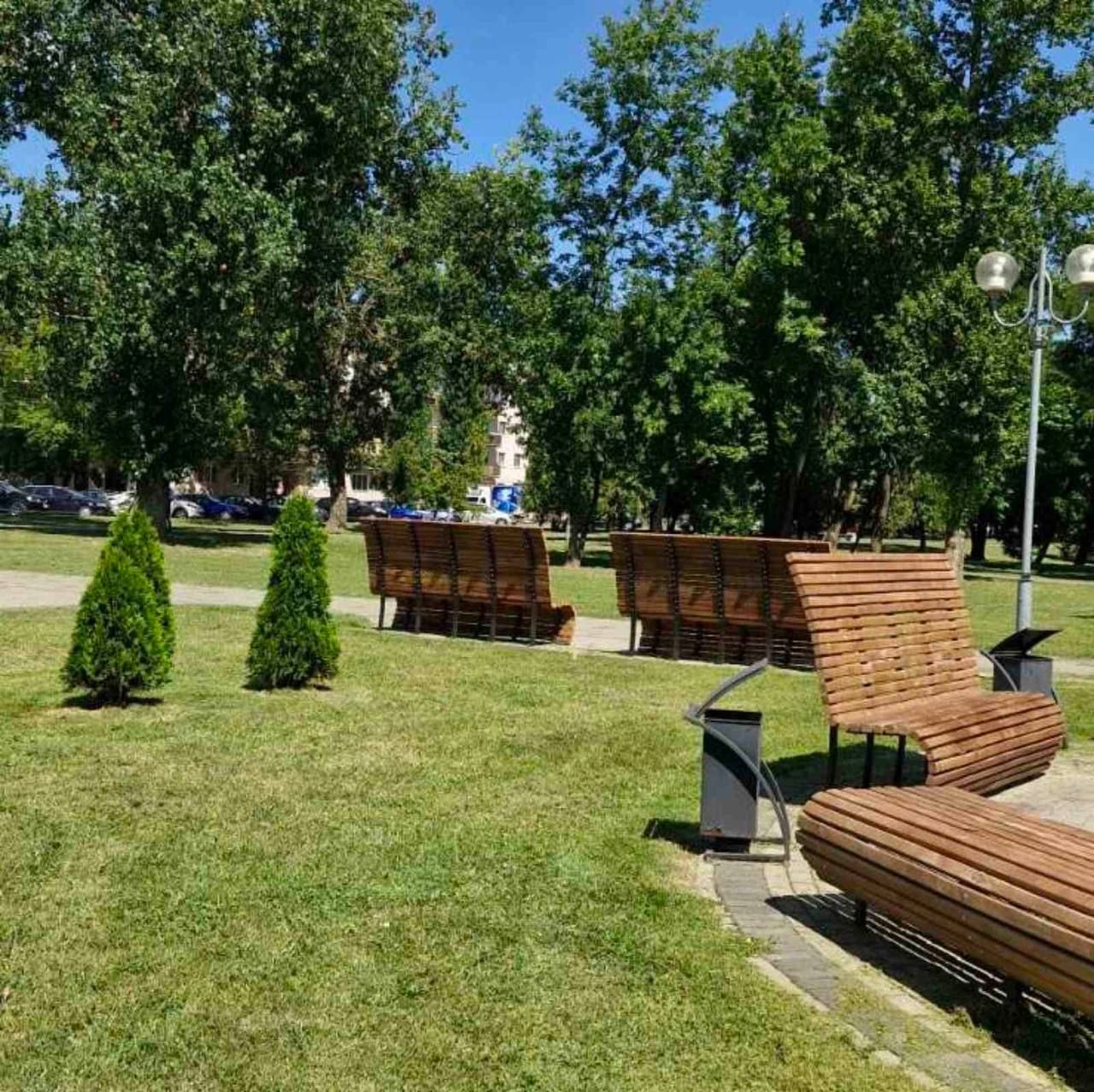 На набережной специалисты КУП «Брестское спецпредприятие» ко Дню города производят установку обновленных скамеек