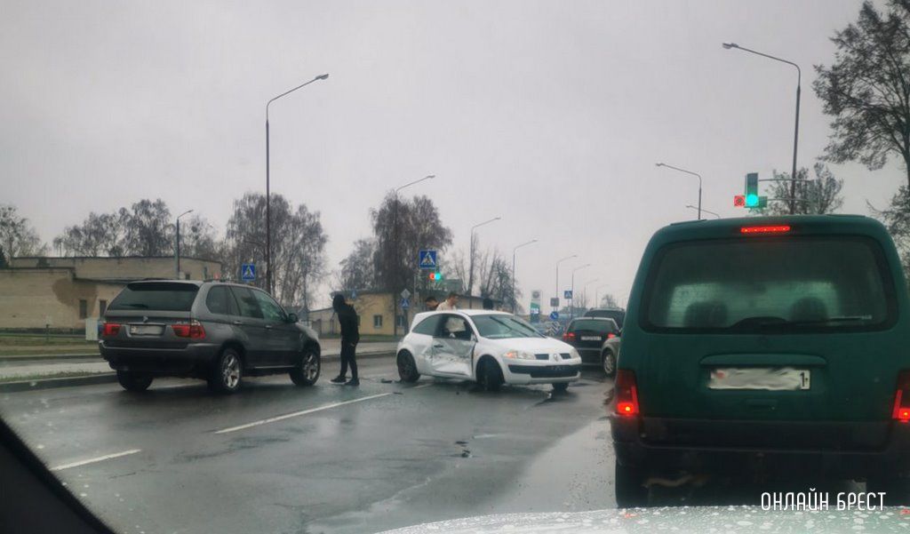 Очевидец: Сильно помяло. В Бресте на Рябцева произошло ДТП
