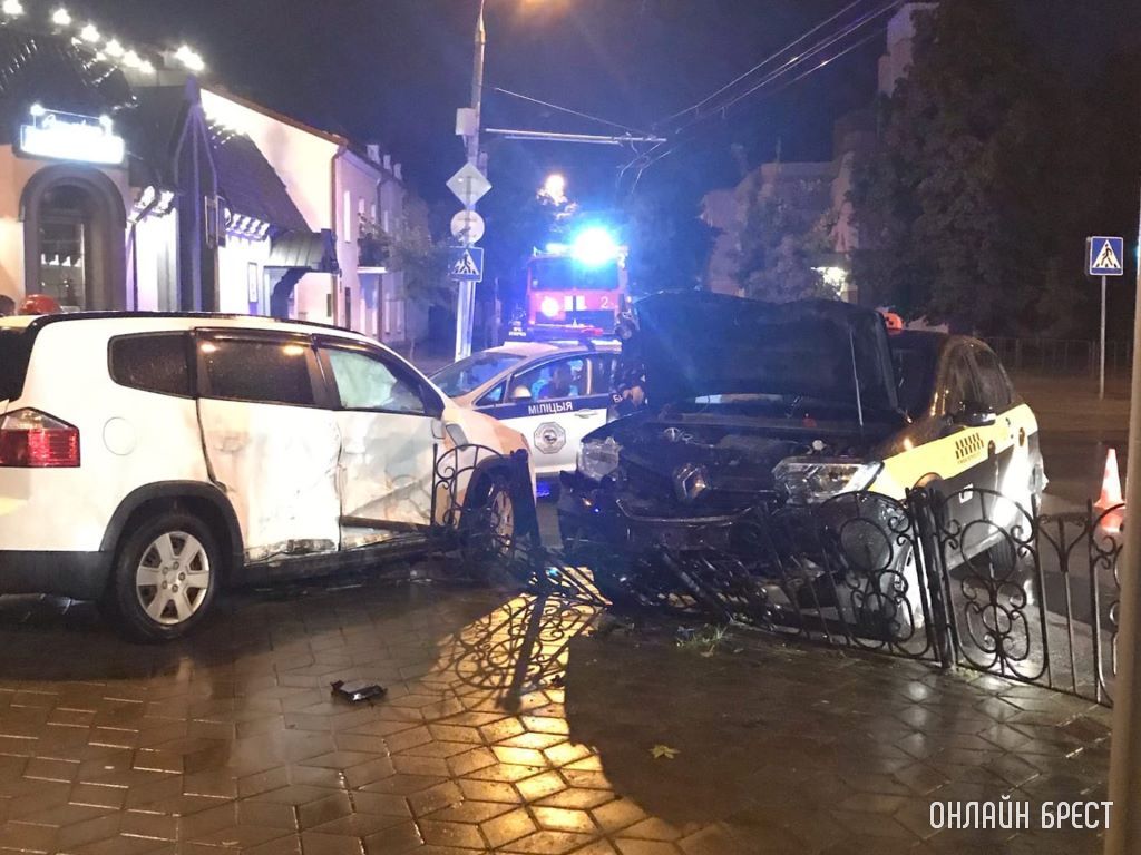 Фотографии с места происшествия. В Бресте на перекрёстке ул. Гоголя - ул. Карла Маркса произошло ДТП с участием такси