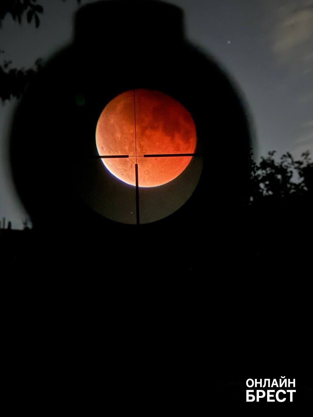 Лунное затмение сегодня в Бресте. Фото с красной луной присылают читатели