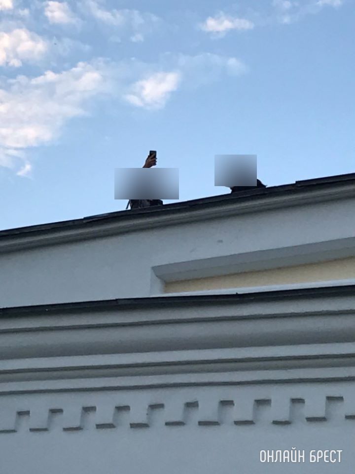 Вчера прогуливалась с маленькими детьми и увидела на самом краю арки подростков