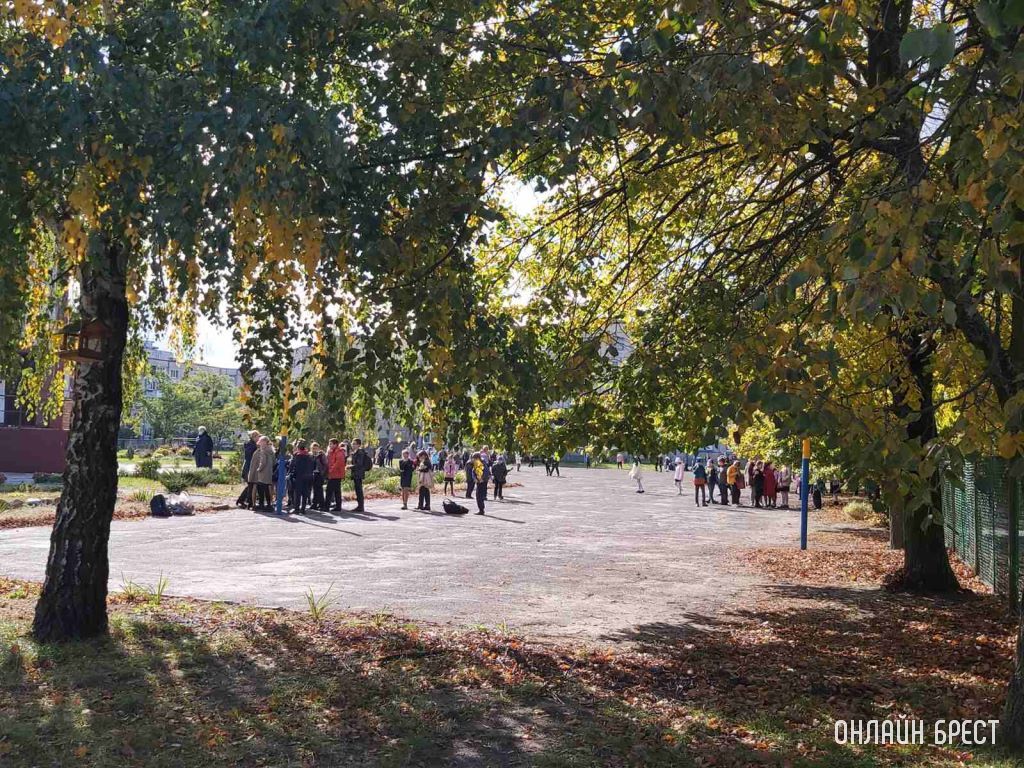 По словам читателя, детей выводят на улицу. Что произошло - неизвестно