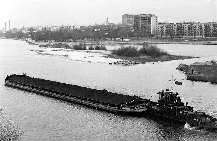 Баржа с рудой прибывает в Брестский речной порт, апрель 1973 г.