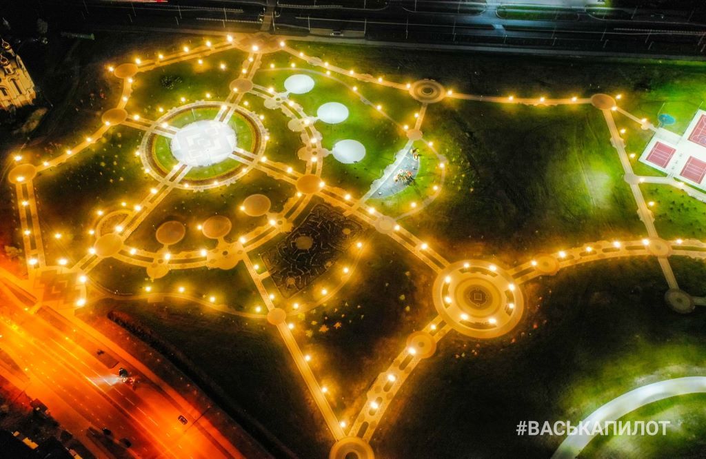 Посмотрите, как красиво освещается парк 1000-летия Бреста