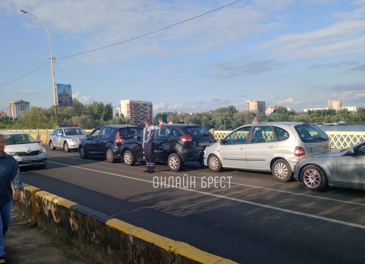 Читатель: Несколько машин столкнулись в Бресте на мосту через Мухавец по бульвару Шевченко