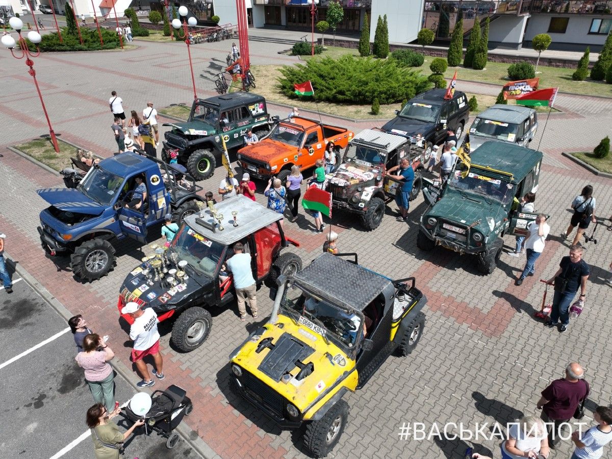 Смотрите, что сейчас происходит возле Ледового дворца Бреста