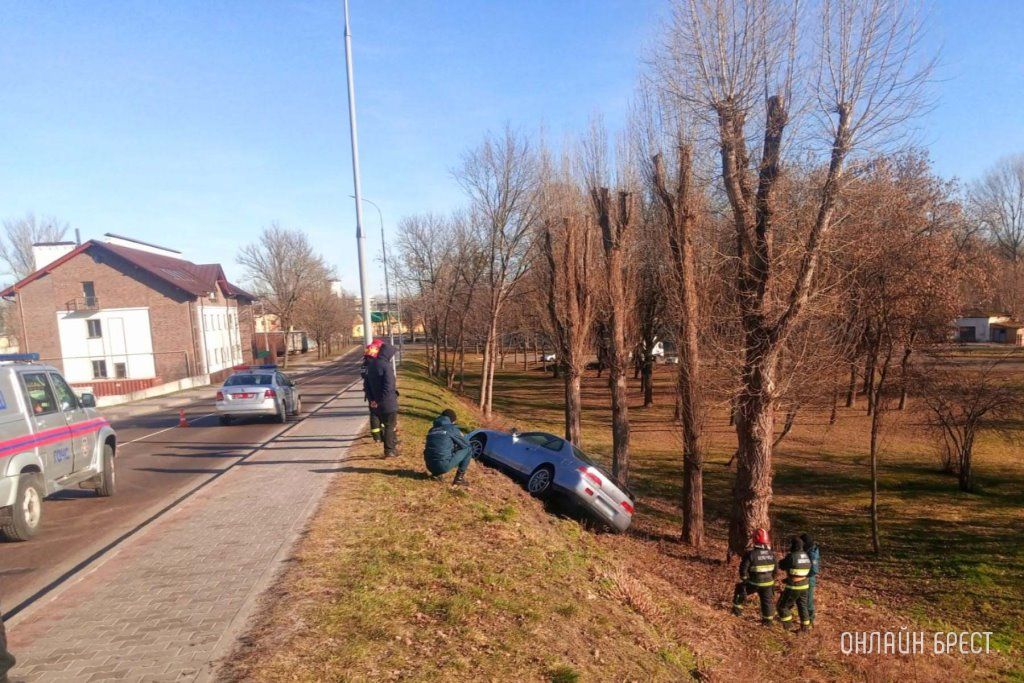 Очевидец: Сегодня в Бресте машина свалилась с путепровода. Подробности неизвестны