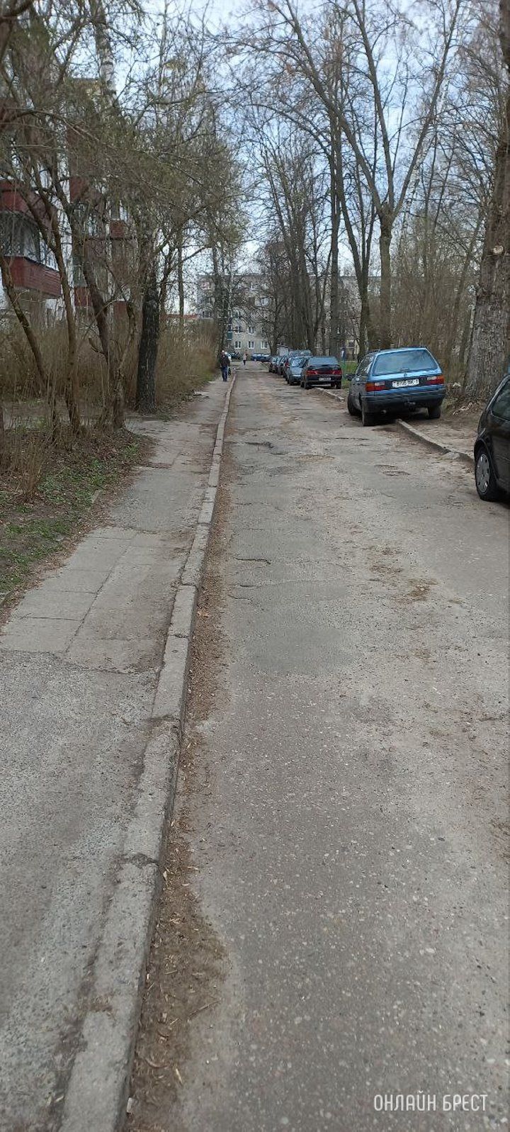 Читатель: Этот двор нуждается в ремонте дорог. Брест, ул. Кривошеино 9/1