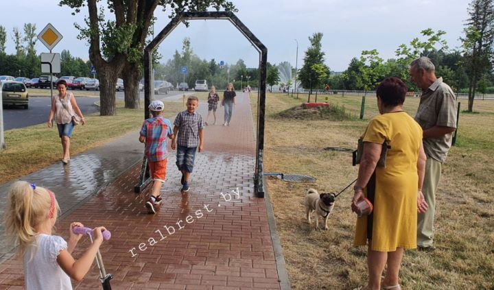 В Бресте установили охлаждающие арки