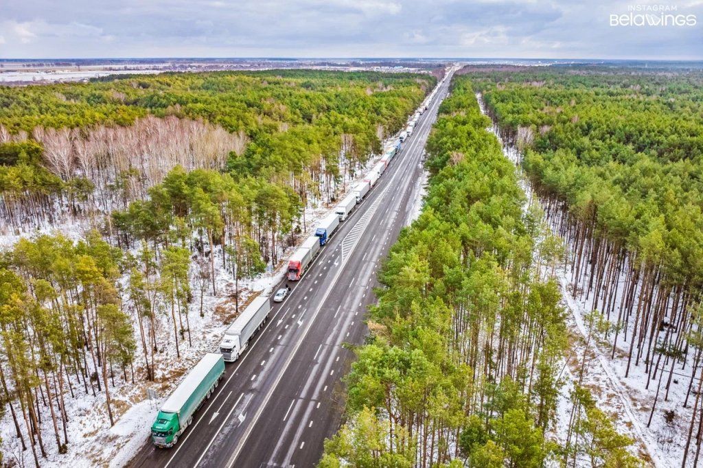 Читатель: Вновь образовалась огромная очередь в пункт пропуска Козловичи. В настоящий момент она подбирается к Тельмам-1