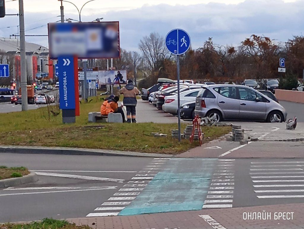 Читатель: Вчера была публикация, что по ул.Пионерской в Бресте начала проседать тротуарная плитка. Сегодня там начались работы