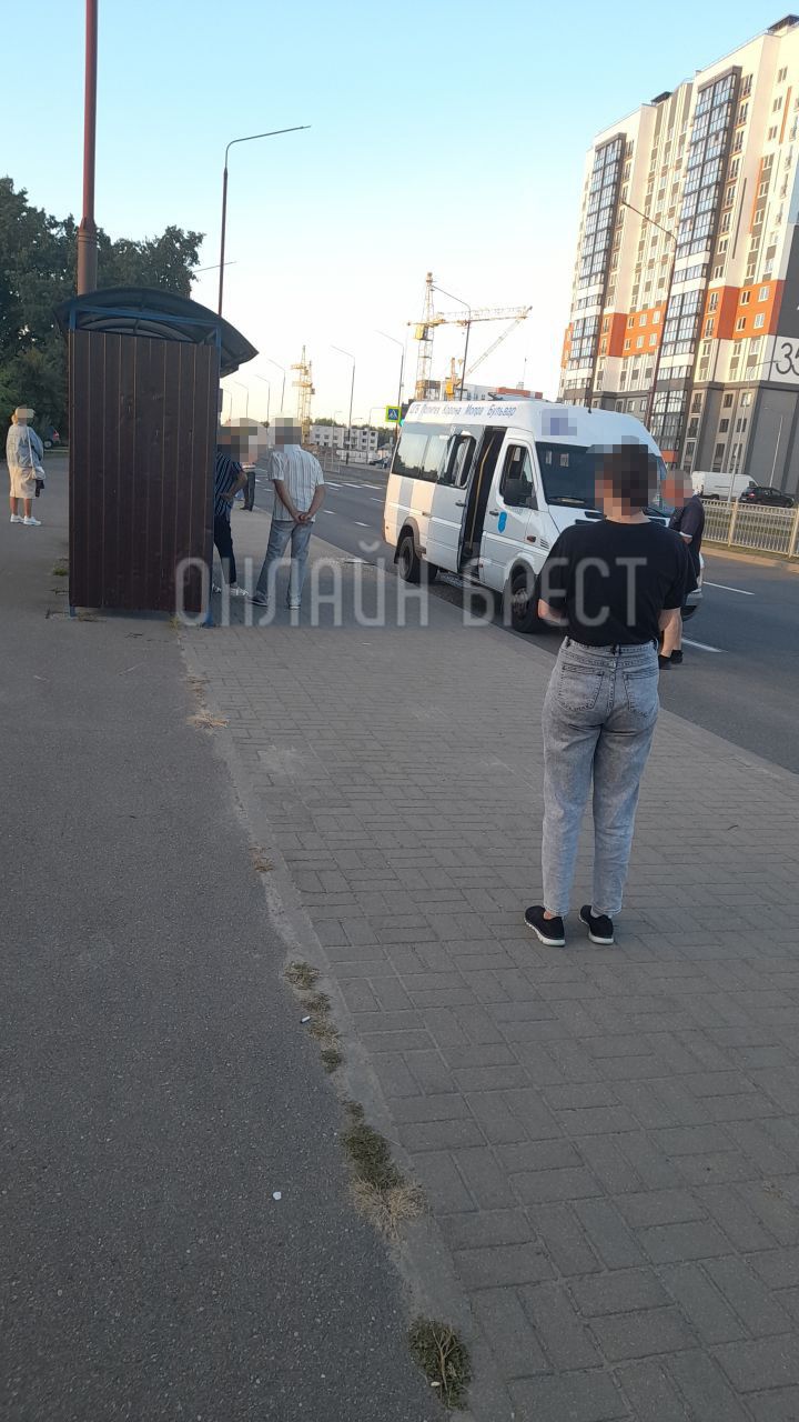 Читатель: В Бресте разбили стекло в маршрутке. Случай произошёл вчера