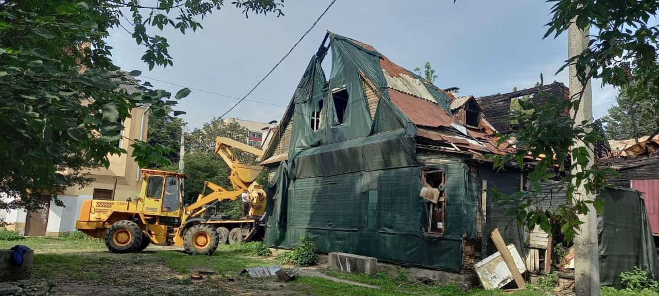 На Комсомольской в Бресте начали демонтировать старые деревянные постройки