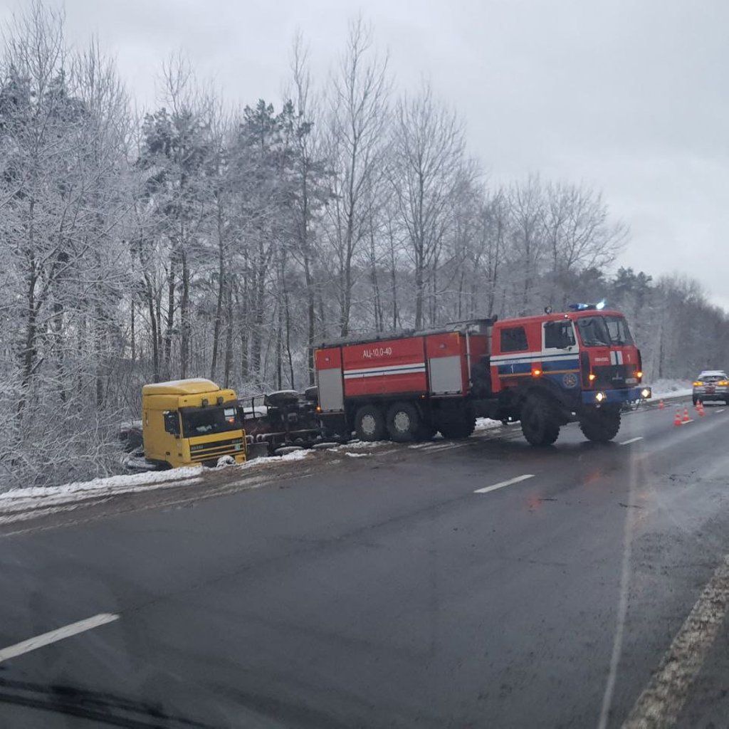 Очевидец: В Брестской области на М10 большегруз вылетел в кювет