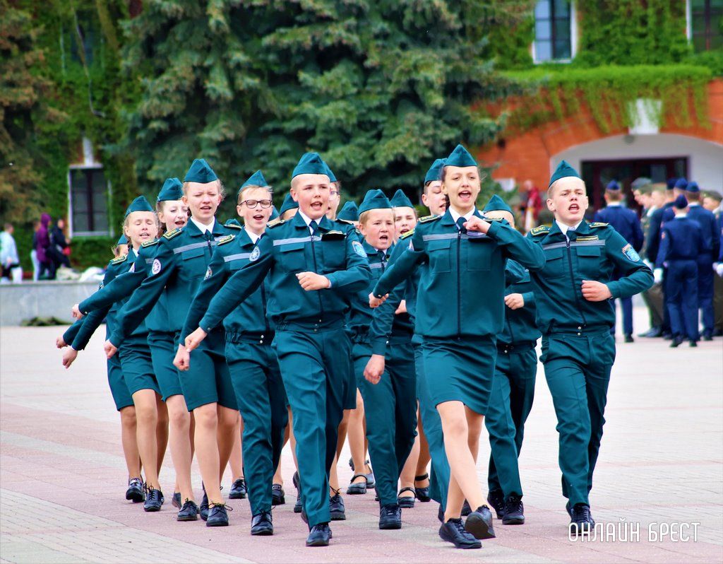 Читатель: Городской смотр строя и песни в Брестской крепости