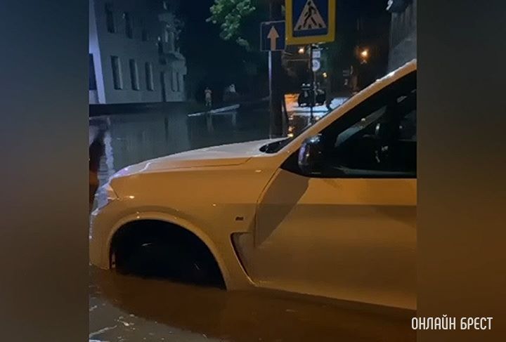 Посмотрите, как затопило улицы Бреста