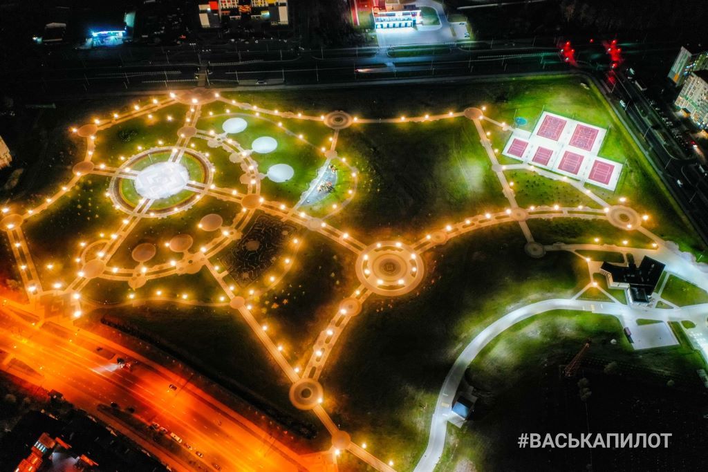 Посмотрите, как красиво освещается парк 1000-летия Бреста