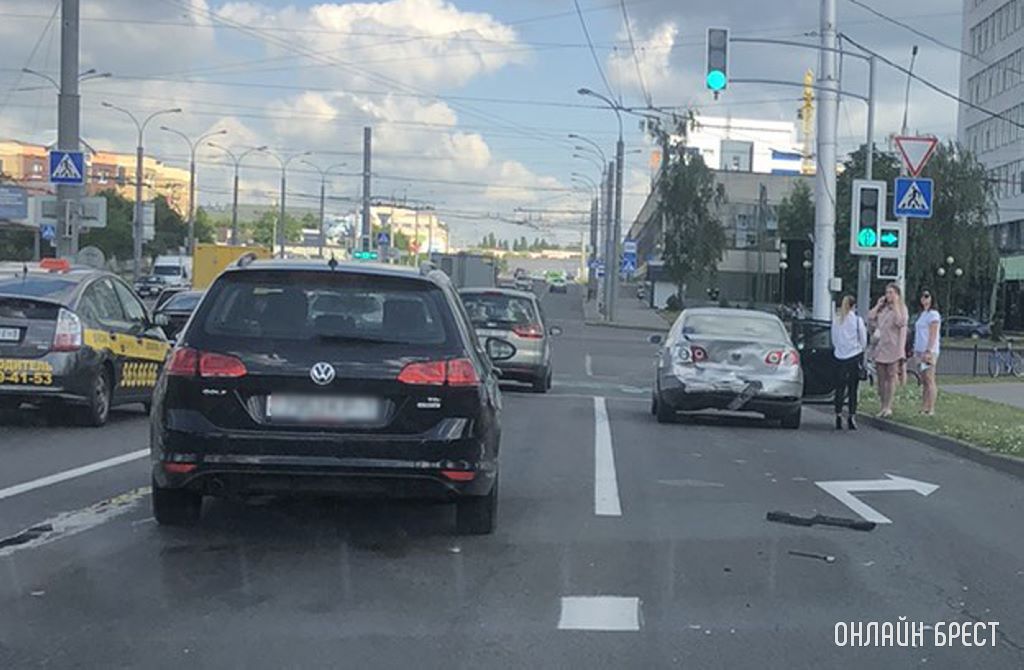 В Бресте на ул. 28 Июля серьёзно столкнулись автомобили