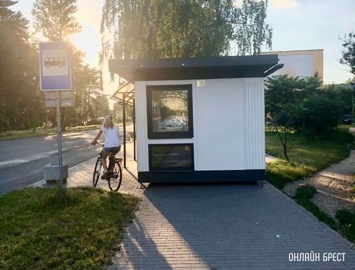 В Бресте на Южном табакерку поставили посреди пешеходного тротуара